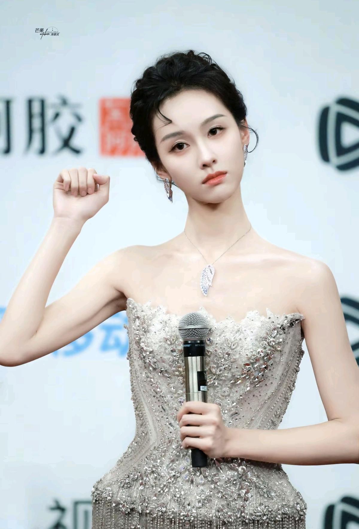 陈都灵的红毯造型美得好有氛围感，盘发配香槟金礼服，一颦一笑都透着古典又精致的温柔