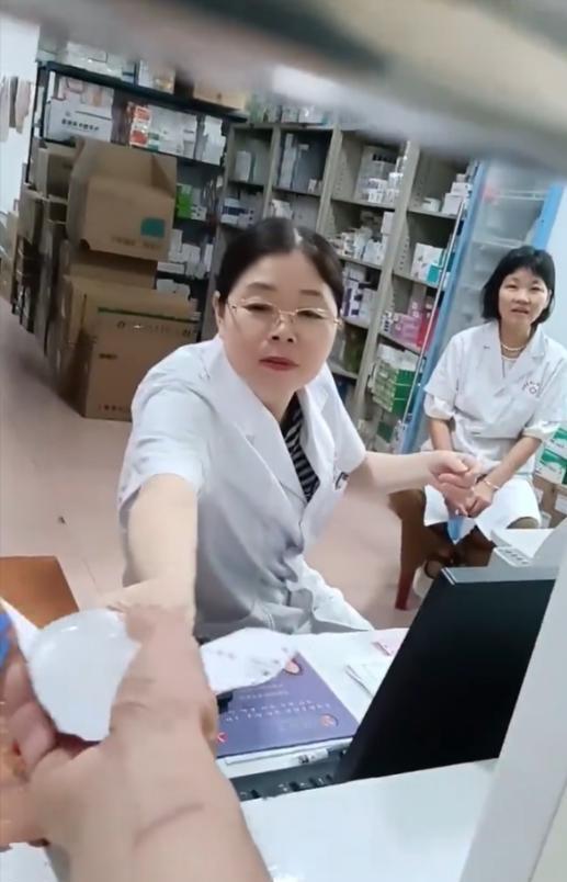 “谁遇到都会愤怒！”河南桐柏，医院药房工作人员将盐水错拿成糖水，病人家属