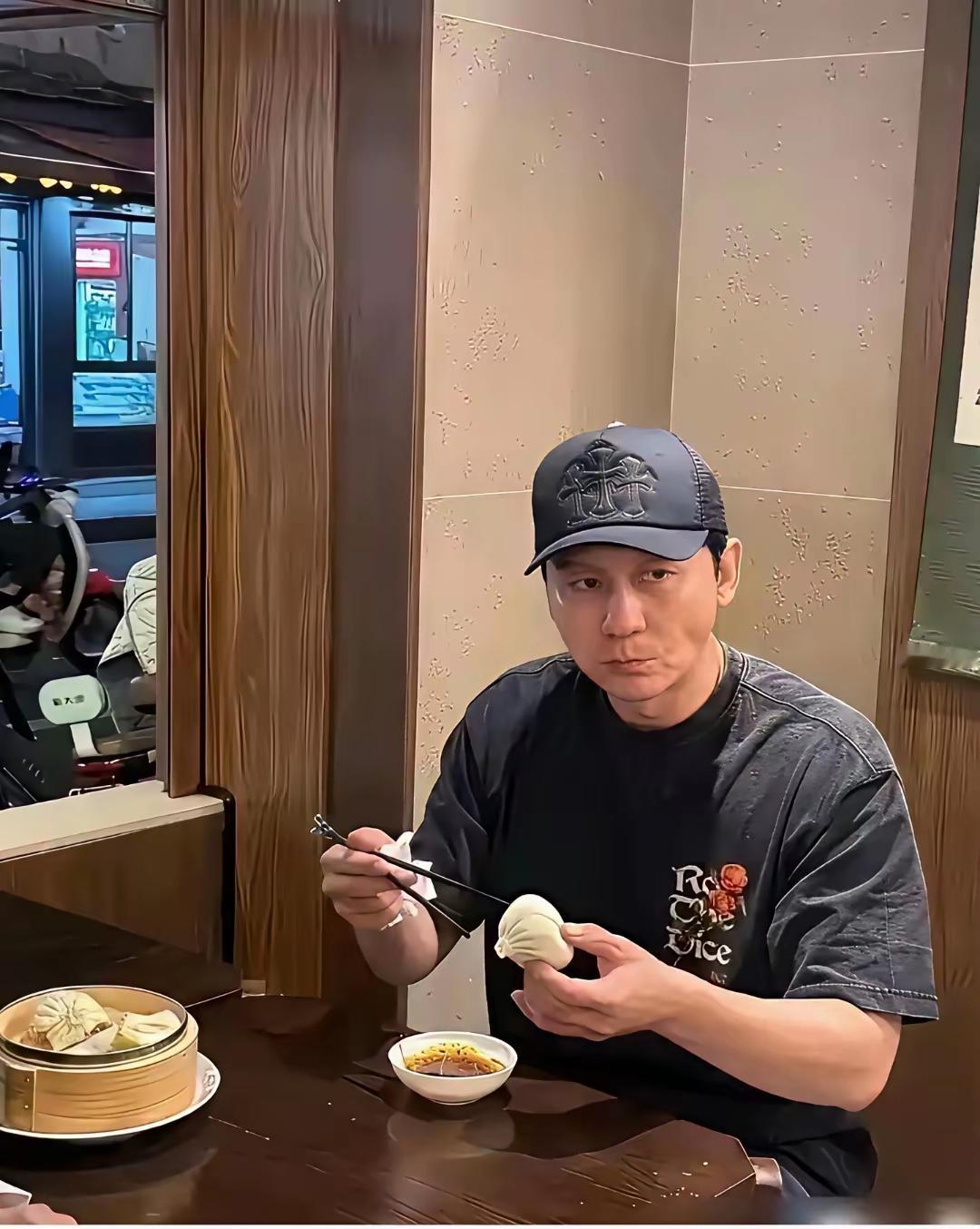 我老公说这些所谓的艺人再落魄，也不是普通人能比的。与其关心他们还不如研究下中午