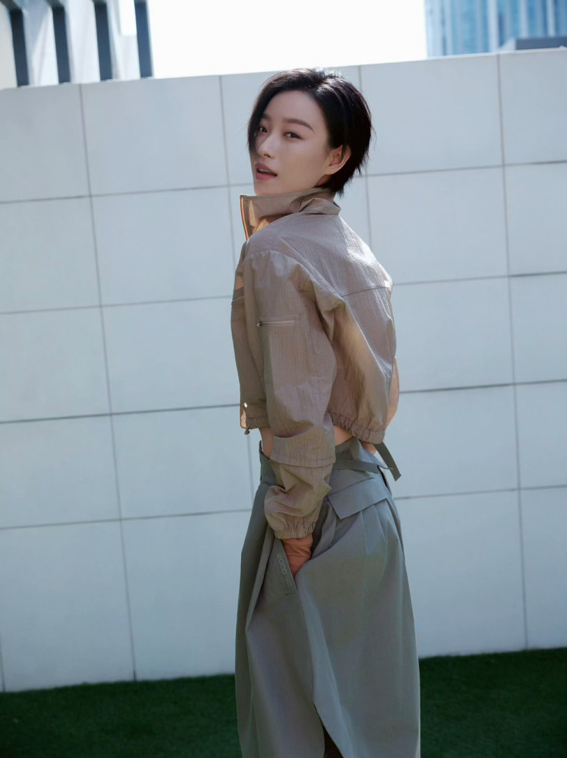 倪妮ecco品牌代言人短款夹克勾勒腰线，不规则裙裤垂坠飘逸，倪妮这一身把“上短