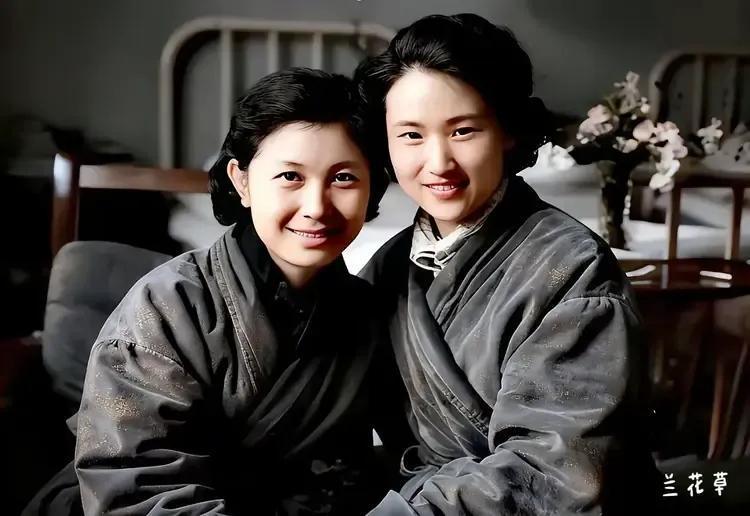 王文娟（越剧）和严凤英（黄梅戏）年轻的时候。戏剧界的两位泰斗。可惜，两位都已