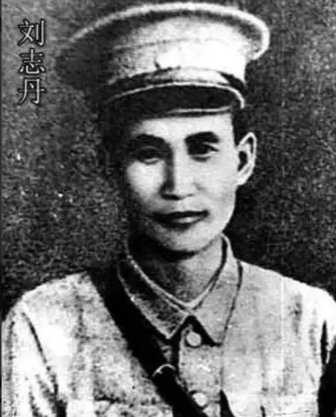 1935年，红军到陕北时，刘志丹看到主席的鞋早已磨破、破烂不堪，立刻让妻子同桂荣