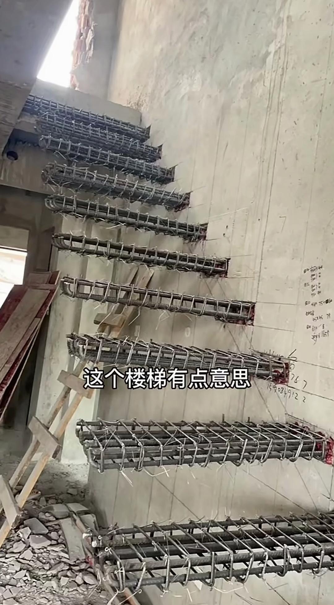 往剪力墙上打洞植筋，每一步所使用的螺纹钢又粗又密，如此单独打造的悬浮楼梯究竟能承