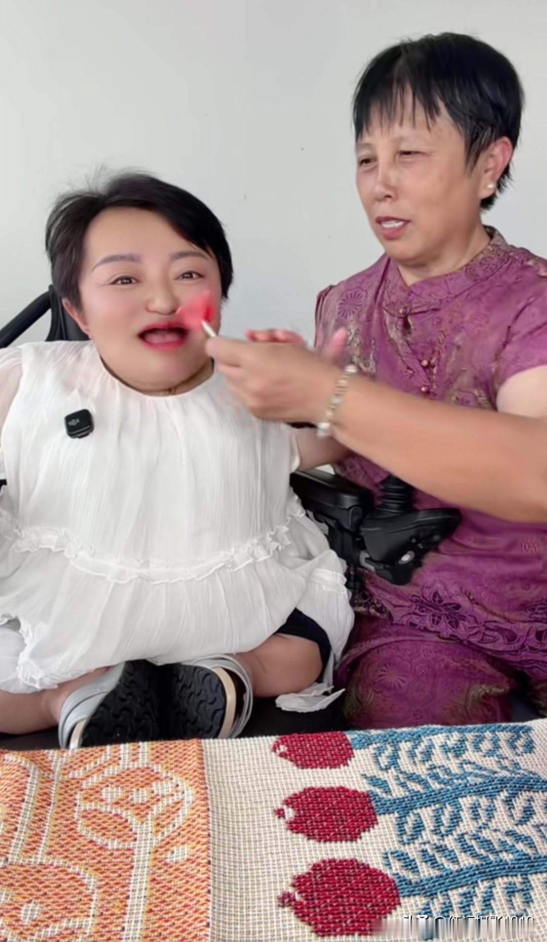 李喜梅怀孕后，婆婆把她照顾得无微不至，她忙前忙后给儿媳拿吃的，又给端喝的，怕喜梅
