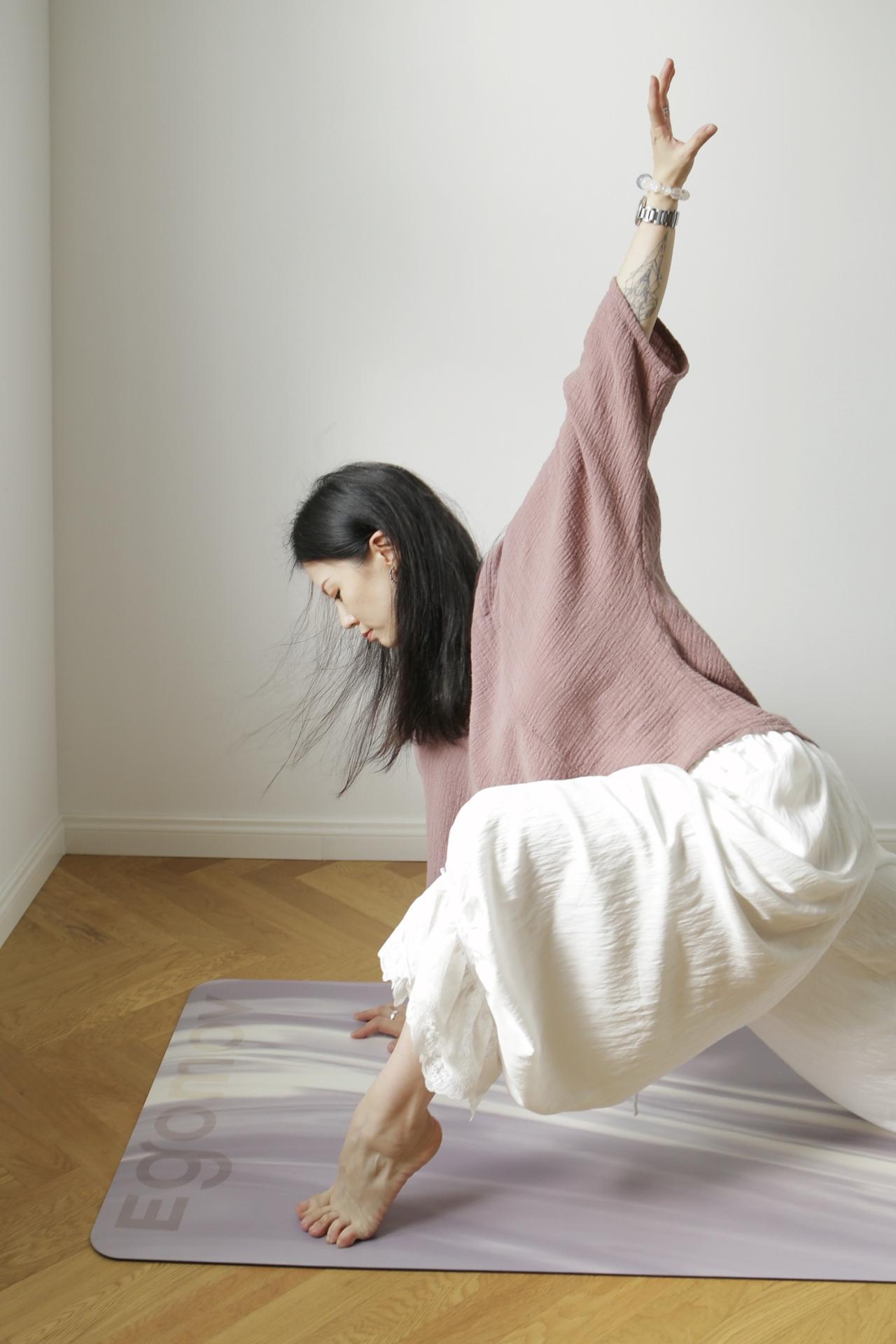 瑜伽习练练瑜伽的小姐姐瑜伽体式拍照