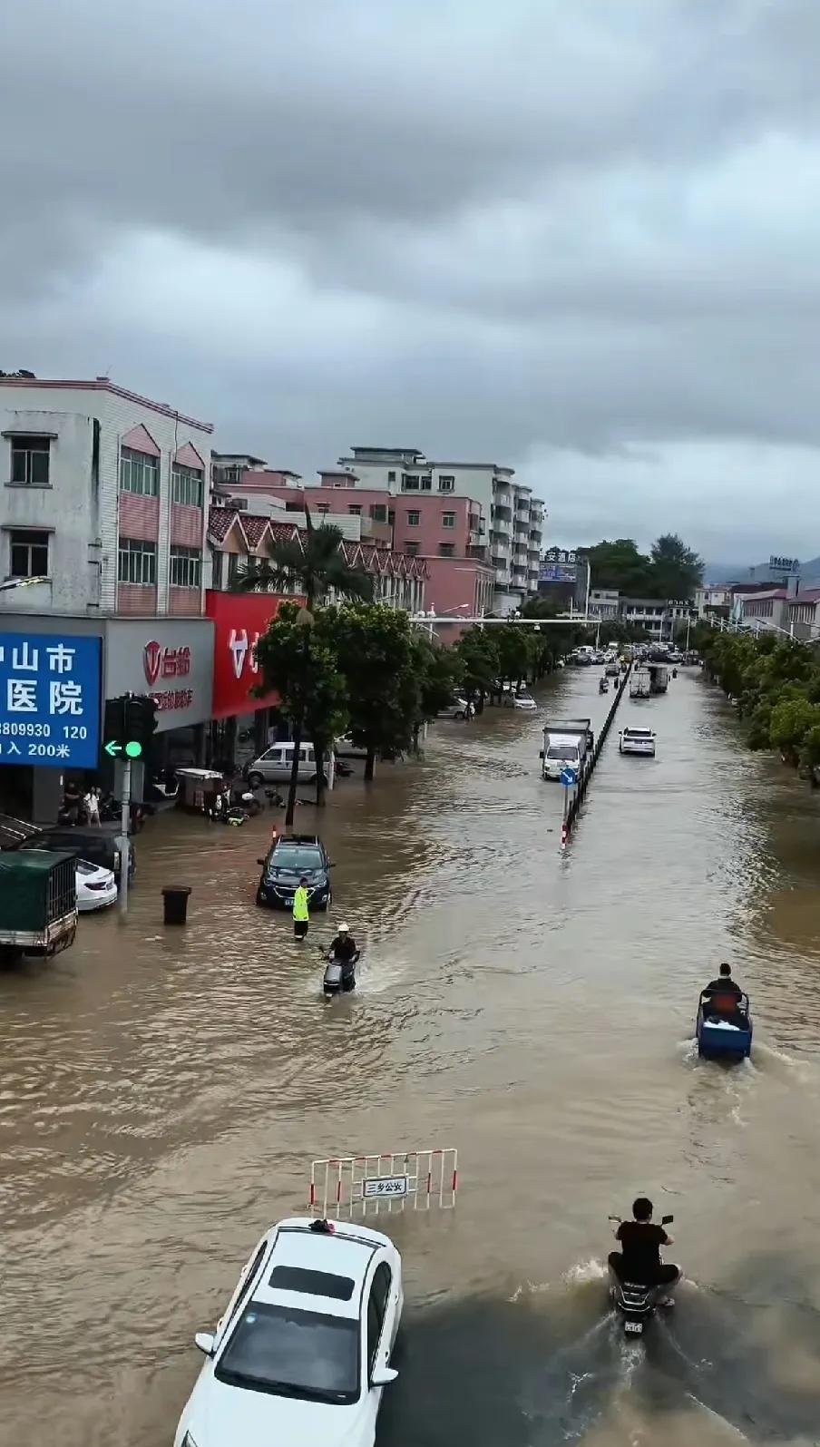 没有想到，中山市今天降雨非常大，这个雨水又大又猛，不到1个小时，行车的街道变成了