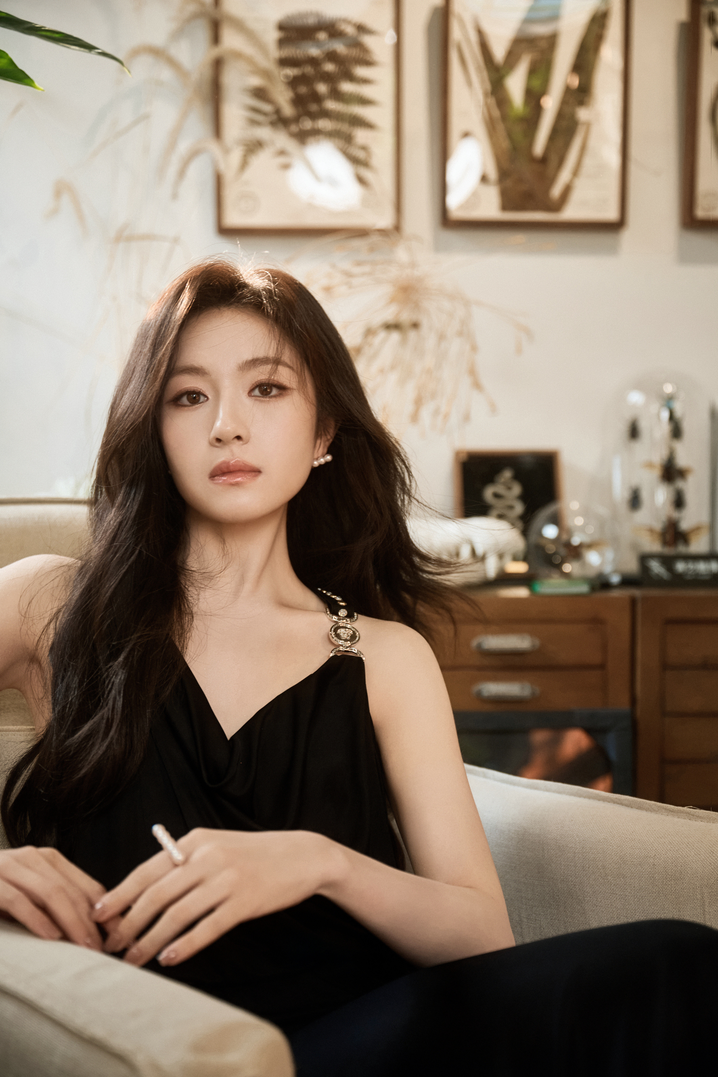 李兰迪黑色长裙如流动的丝绒，以慵懒又冷艳的姿态，将光影与质感揉成一首关于高级感