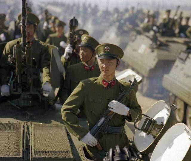 1984年，35周年国庆节大阅兵，主席台后面隐藏200多名特殊人员，他们手持各种