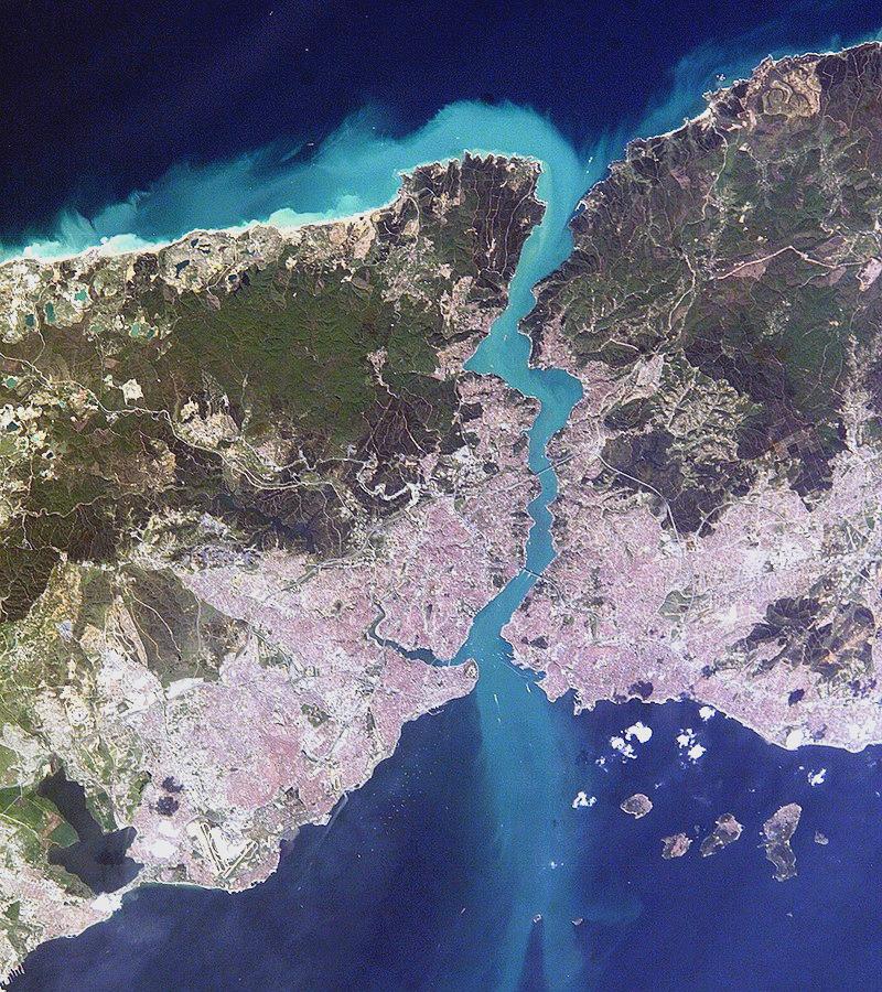 土耳其海峡是真的战略重地！土耳其海峡被称为天下咽喉，是连接黑海与地中海的唯一