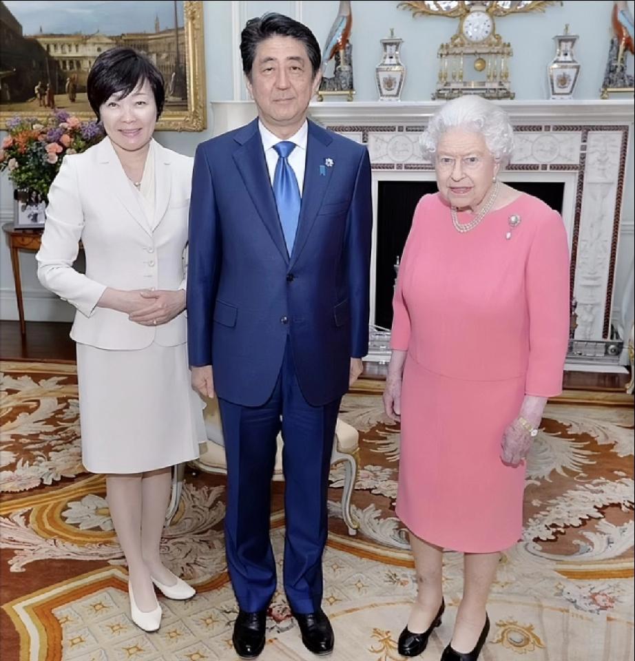 英女王的审美眼光是一流的，她很会打扮自己。比她年龄小，比她个子高的女性，都被她