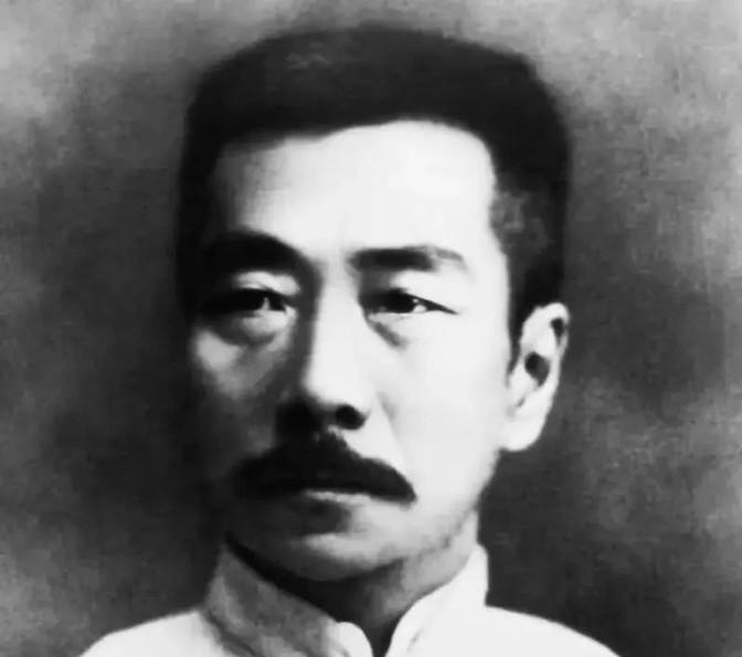 一次饭桌上，鲁迅和林语堂一起参加一个饭局。期间，几个广东作家自顾自讲粤语，不管旁