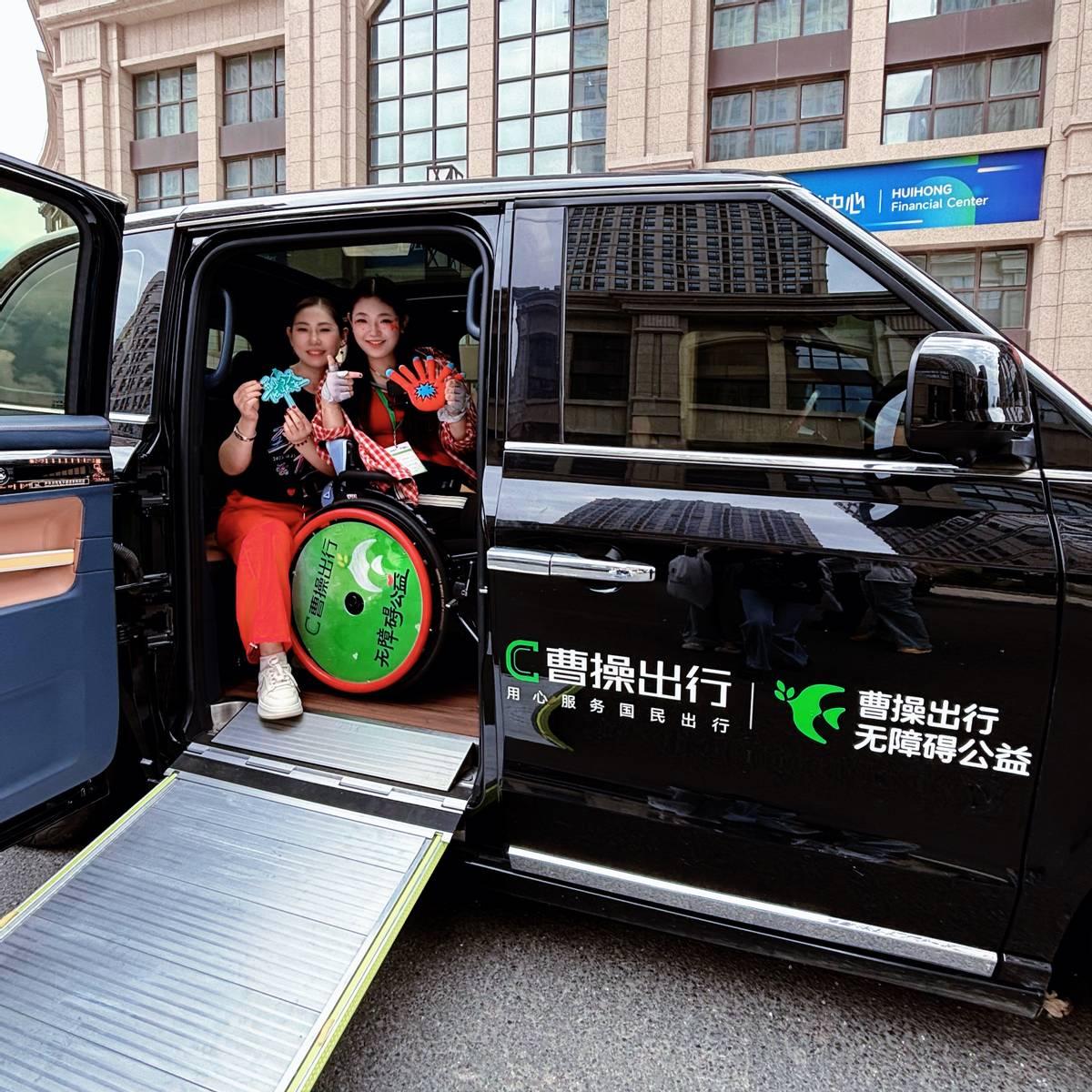 千里轮椅赴约陈楚生，偶像的光与出行的桥，让她重新推开世界的大门当生活突遇风雨