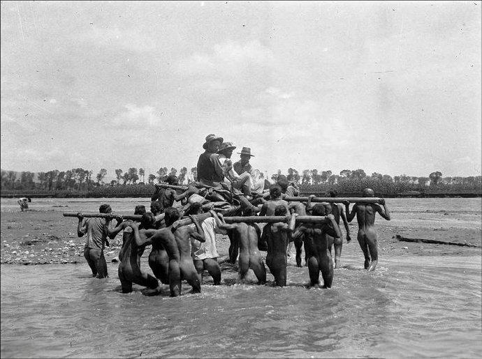 这个过河有点费人，三个人及行李竟动用了十个多人力，这是1914年拍摄于山西某处的