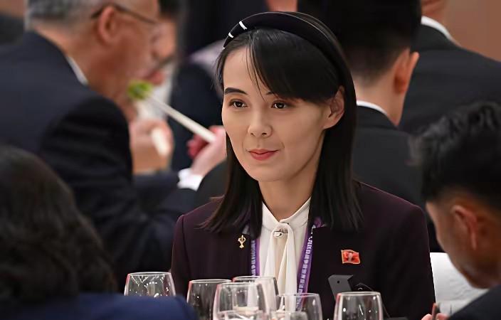 在人民大会堂宴会厅偶然看到，金与正女士也跟随胞兄金元帅来华出席中国人民抗日战争暨