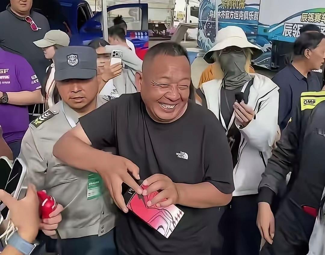 凌晨两点十七分，我刷到了余东来的那条朋友圈。“2025年首批录用的30名刑满