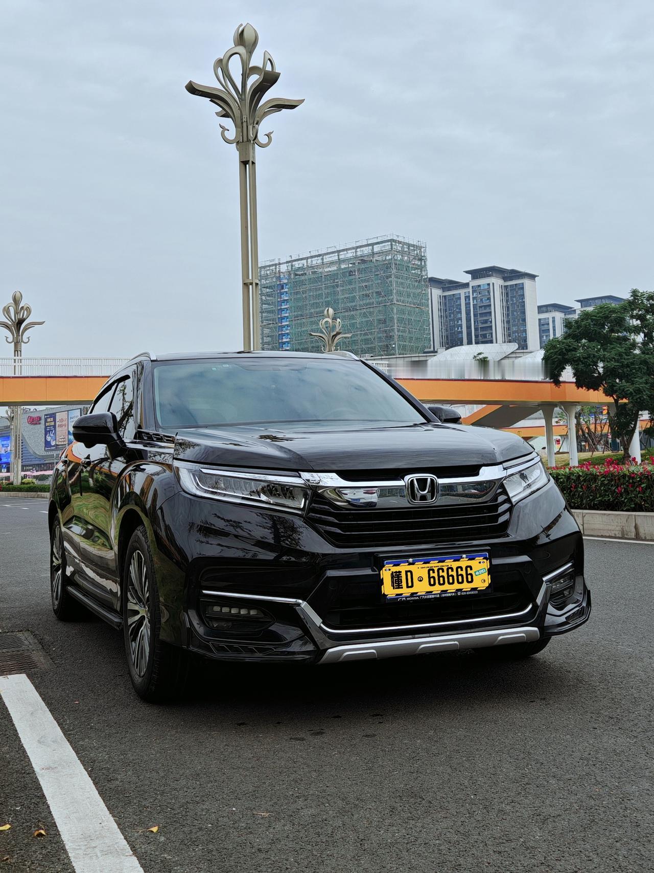 我的车型是冠道1.5t，内饰与2.0t最显著的区别就是档把是传统机械的，而2.0