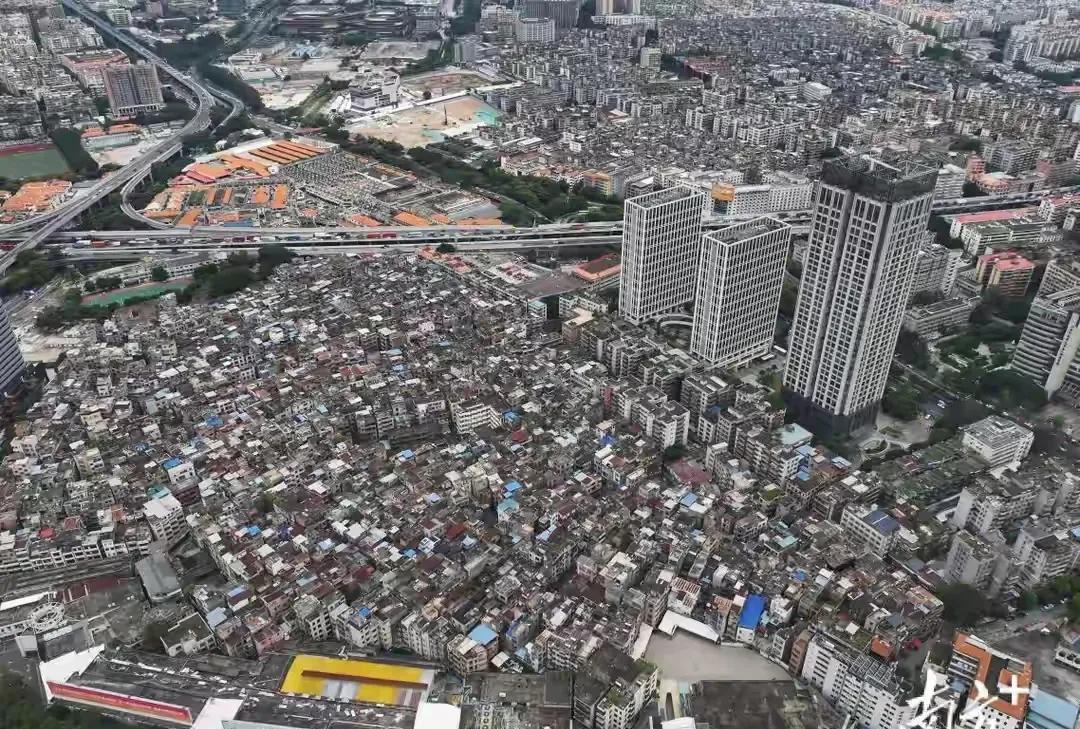 广州三元里旧村开拆，周边景象大变样。4月30日，兴发广场四期西北门那10台巨型钩