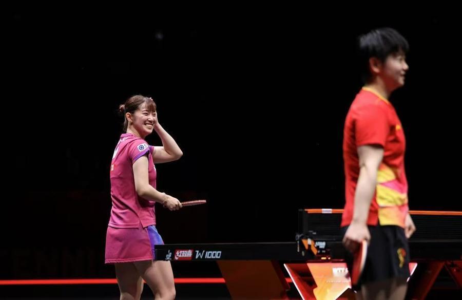 用“回眸一笑百媚生”来形容长崎美柚被莎莎挑战回抛发球后露出的那个不好意思的笑容，