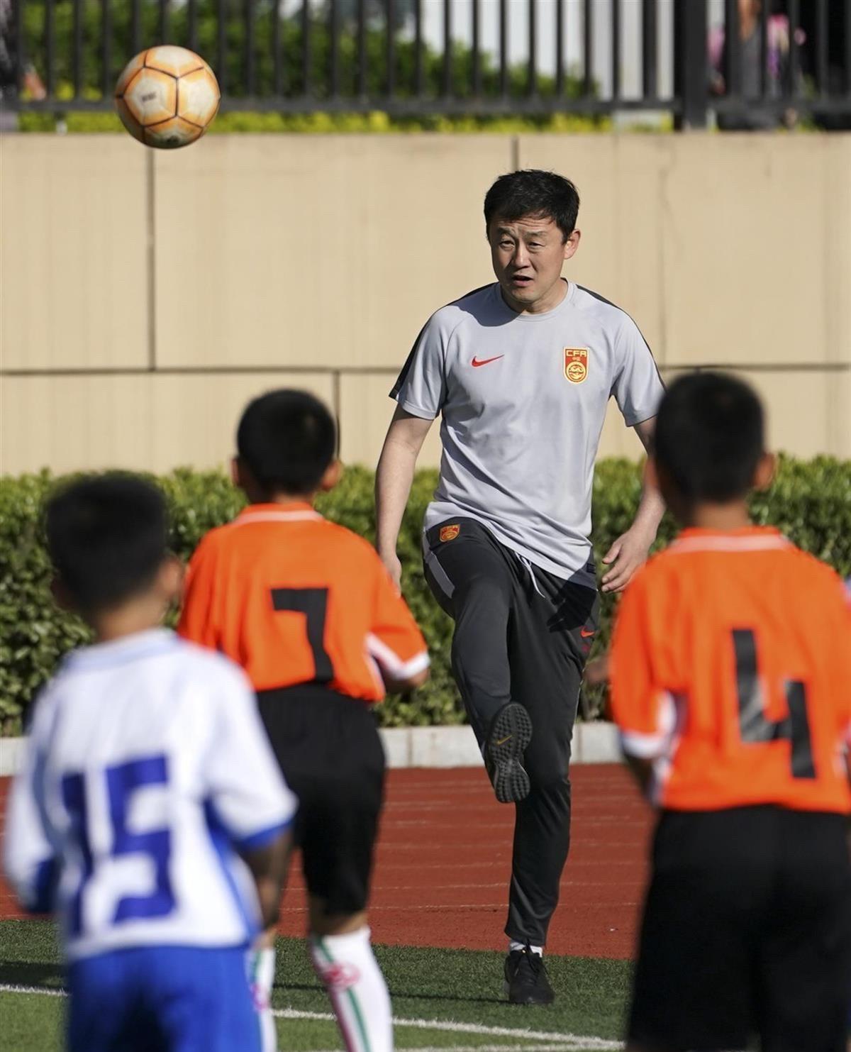 但谁能想到，孩子受伤退出，却被索赔18万？家长喊冤，孙继海的青训机构“嗨球”号