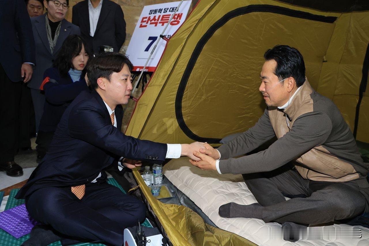 28日韩媒报道，韩国改革新党党首李俊锡的立场突变，致使保守阵营围绕“统一教”“提