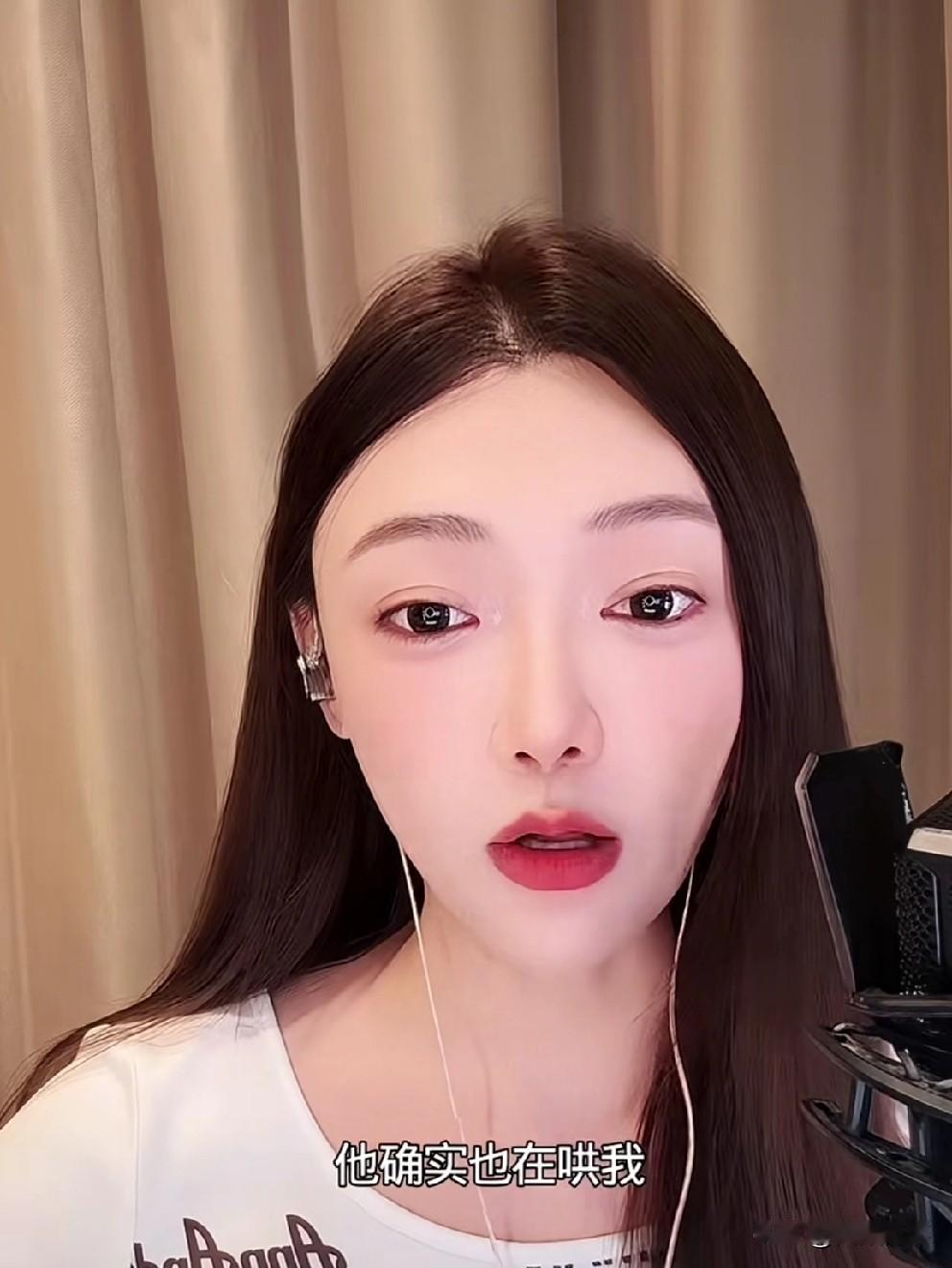 佳希委屈哭诉,否认图钱与老狗接触。佳希不满前两天老狗、佳