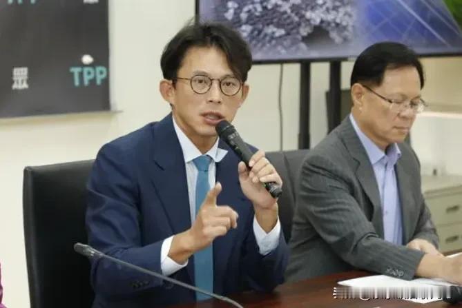 黄国昌病得不轻！一边谈“蓝白合”下架民进党，一边赶着去日本跪舔。黄国昌说下周