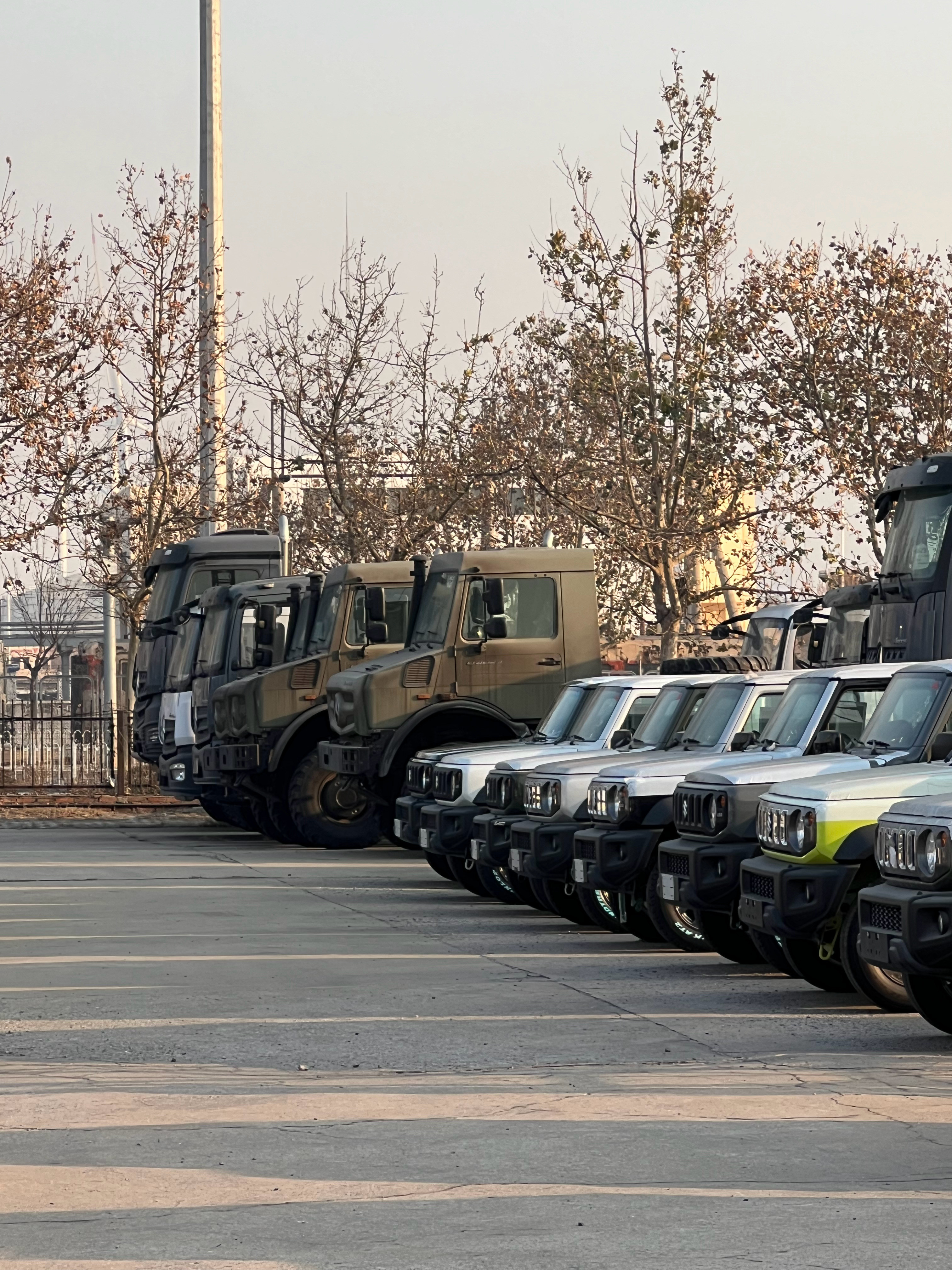 这应该是天津港最小和最大的车吉姆尼和乌尼莫克天津·中国天津自由贸易试验区