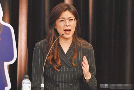 郑丽文表态，现阶段不排斥统一！2月3日，郑丽文在接受采访被问及和平统一问题时，郑