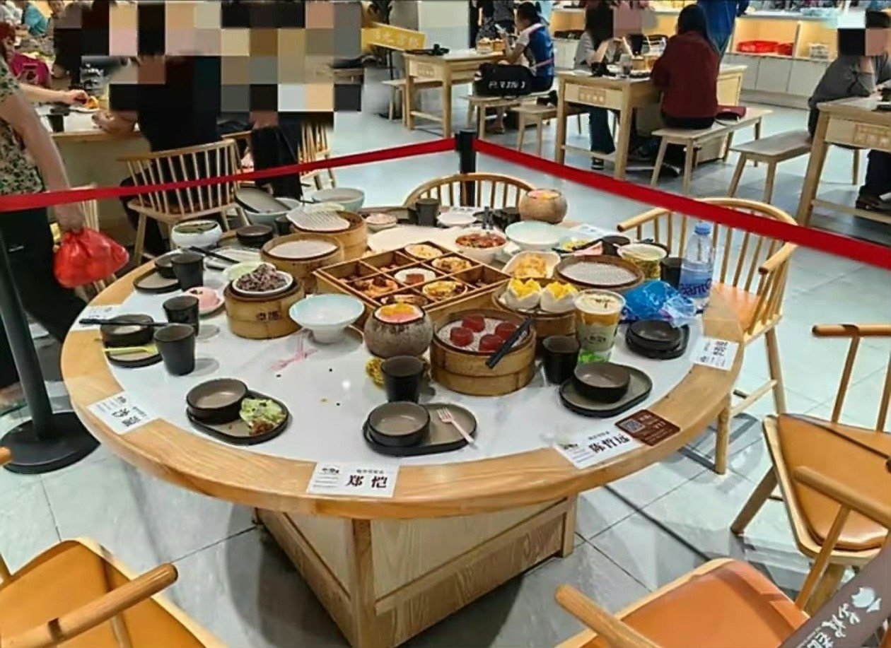 把吃剩的饭菜一直摆着也太没必要了，不光环境乱糟糟的还招虫子，不如直接弄成同款餐品