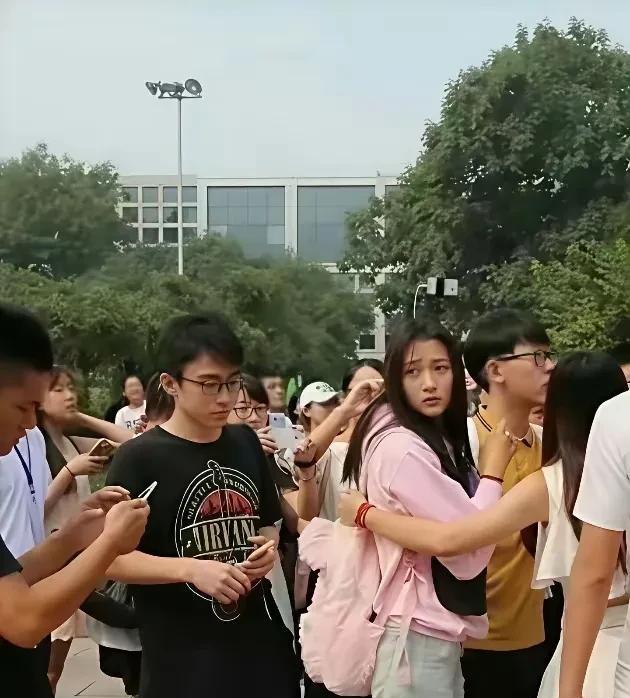 关晓彤艺考时候的颜值，真的是第一了，放到现如今这种纯天然的美女，被观众看着长大的