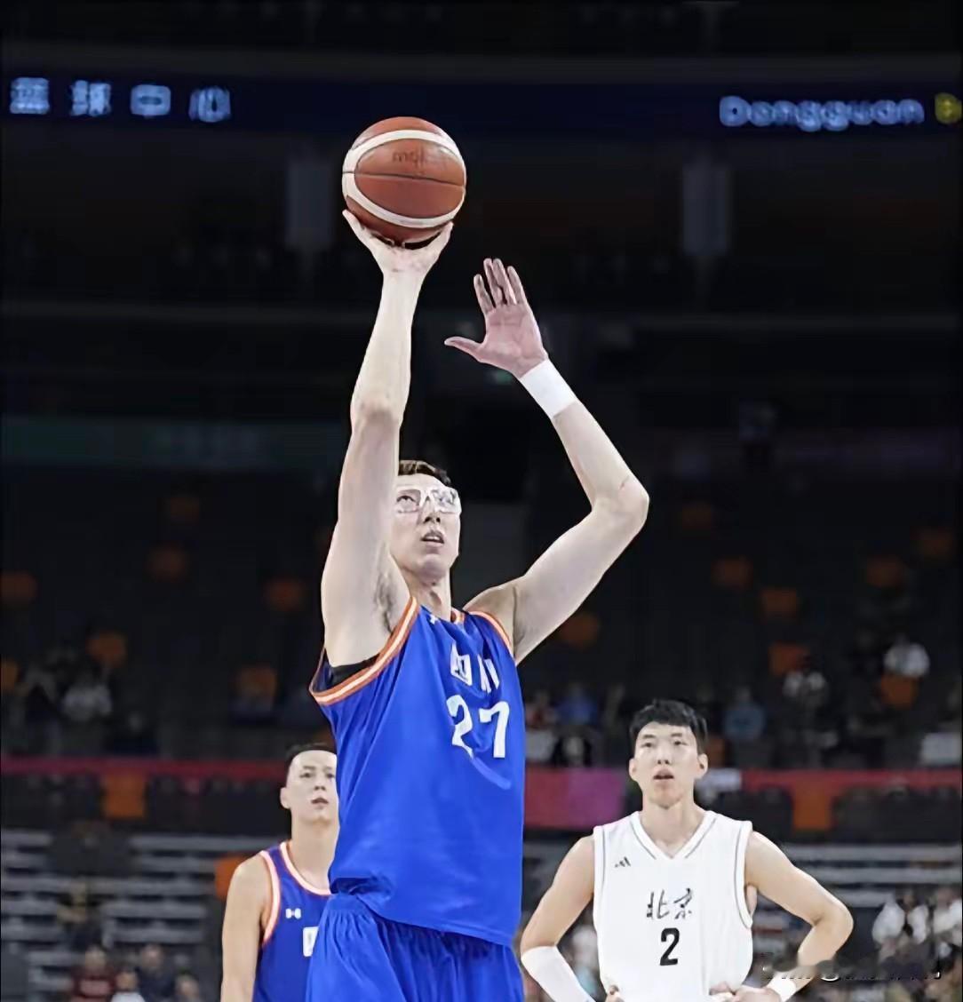 周琦还是国内第一中锋！虽然很多人不承认，但他确实是！新生代的中锋，以杨瀚森为