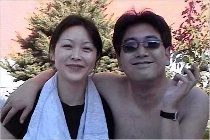 2007年，水均益的妻子意外瘫痪，他毫不犹豫选择和妻子离婚，女儿哭着恳求：爸爸，