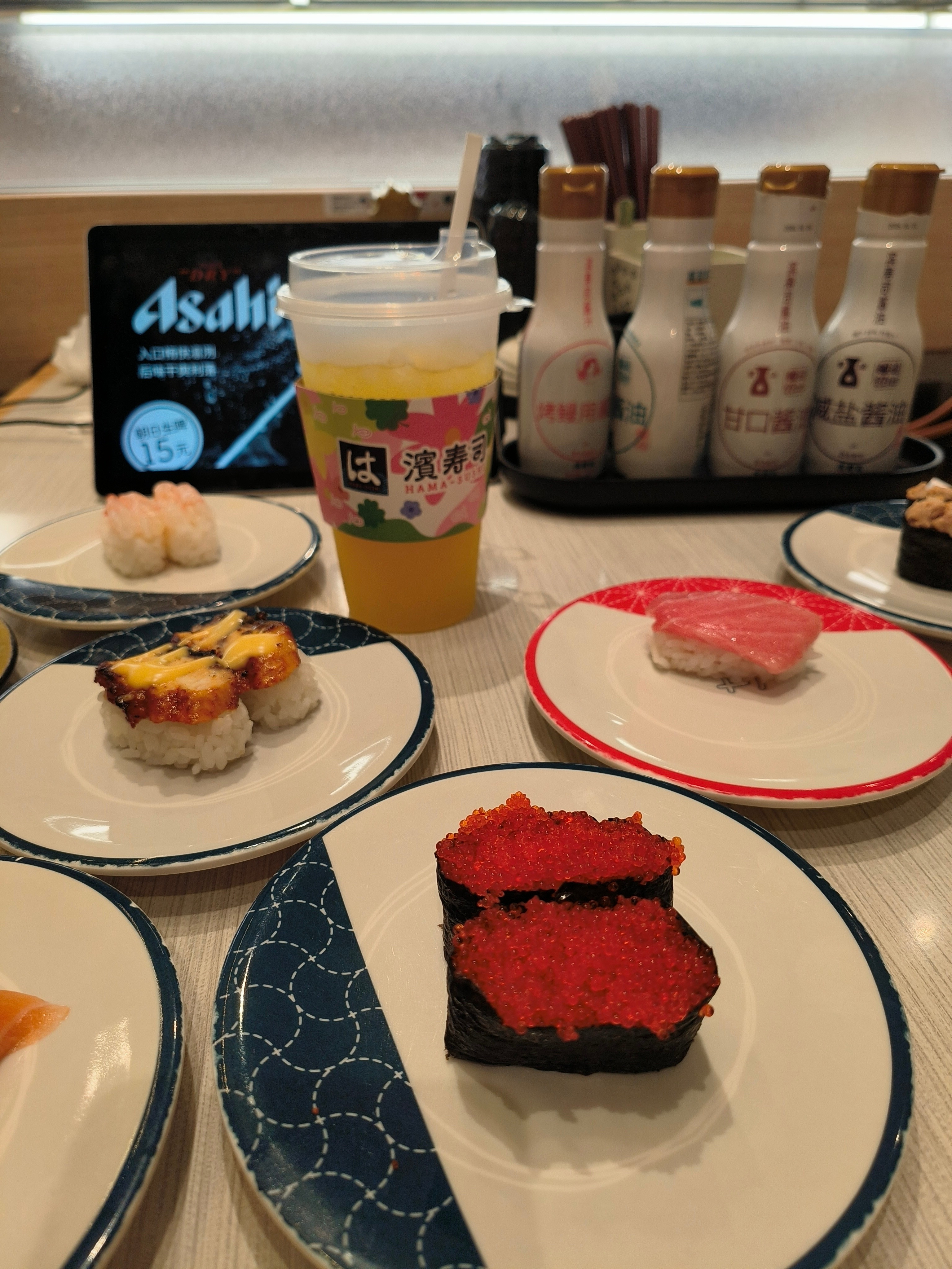 有时候赶时间，就在滨寿司点两盘飞鱼籽军舰配一份寿喜锅，十分钟搞定一顿饭，简单又满