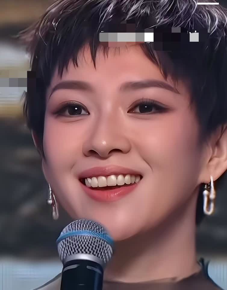 章子怡这次亮相，发现了她一个前所未有的大变化：她的牙齿贴片了，不再是黄又不齐，所