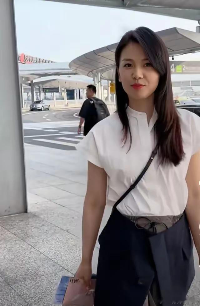 刘涛现身机场，清爽白衣配个性黑裙吸睛，简约风诠释优雅气质​​​