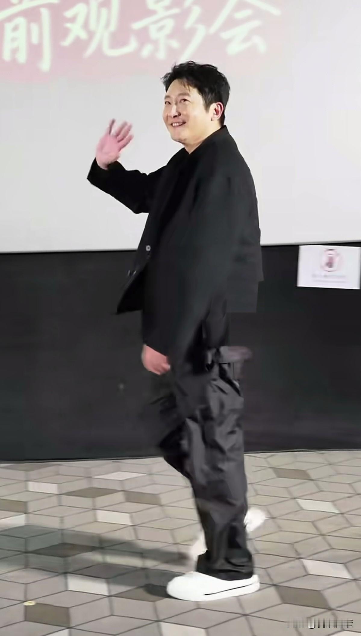 郭京飞和陆毅是连襟。以前去丈母娘家，一进门丈母娘就对郭京飞说：快去做饭，陆毅饿了