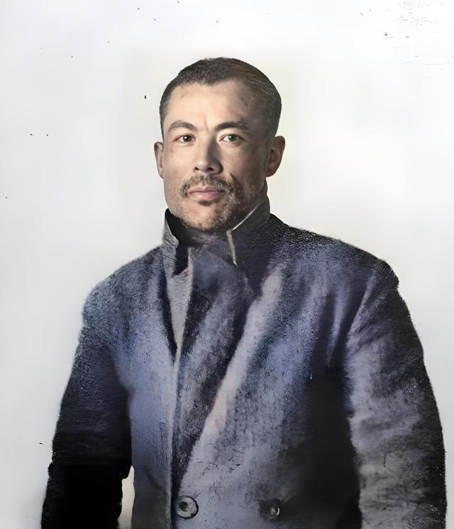 这是国军少将刘启雄投降时拍下的照片，他也是南京保卫战首个投降的国军将领，他在叛变