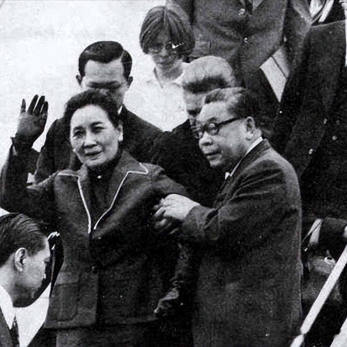 1975年4月5日，蒋介石在台北病逝，落幕的不仅是他的执政生涯，更是台湾国民党内