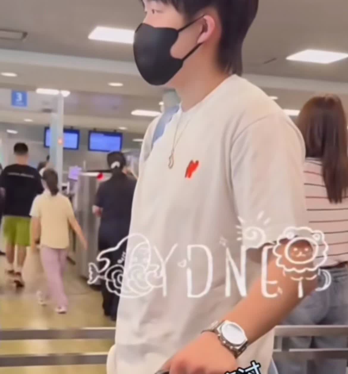 梗王上线啦！候机厅，小孩子哭闹一个小时。低情商:这小孩怎么一直在哭！