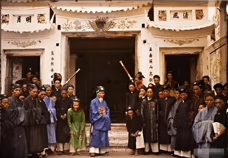 1909年，越南一位知府大人参加庙会时的一张留影。
