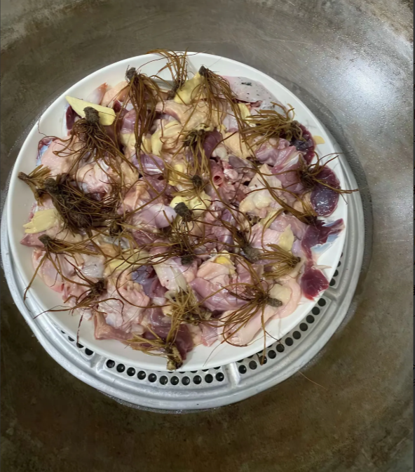广东的蒸鸡的做法，有人认识这上面放的是什么食材？没见过啊。有懂的吗？