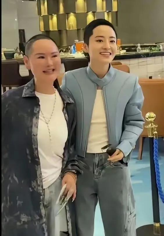 果然妈妈的审美影响了女儿，香飘飘家的千金蒋一侨和妈妈两母女都是同款发型，甚至妈妈