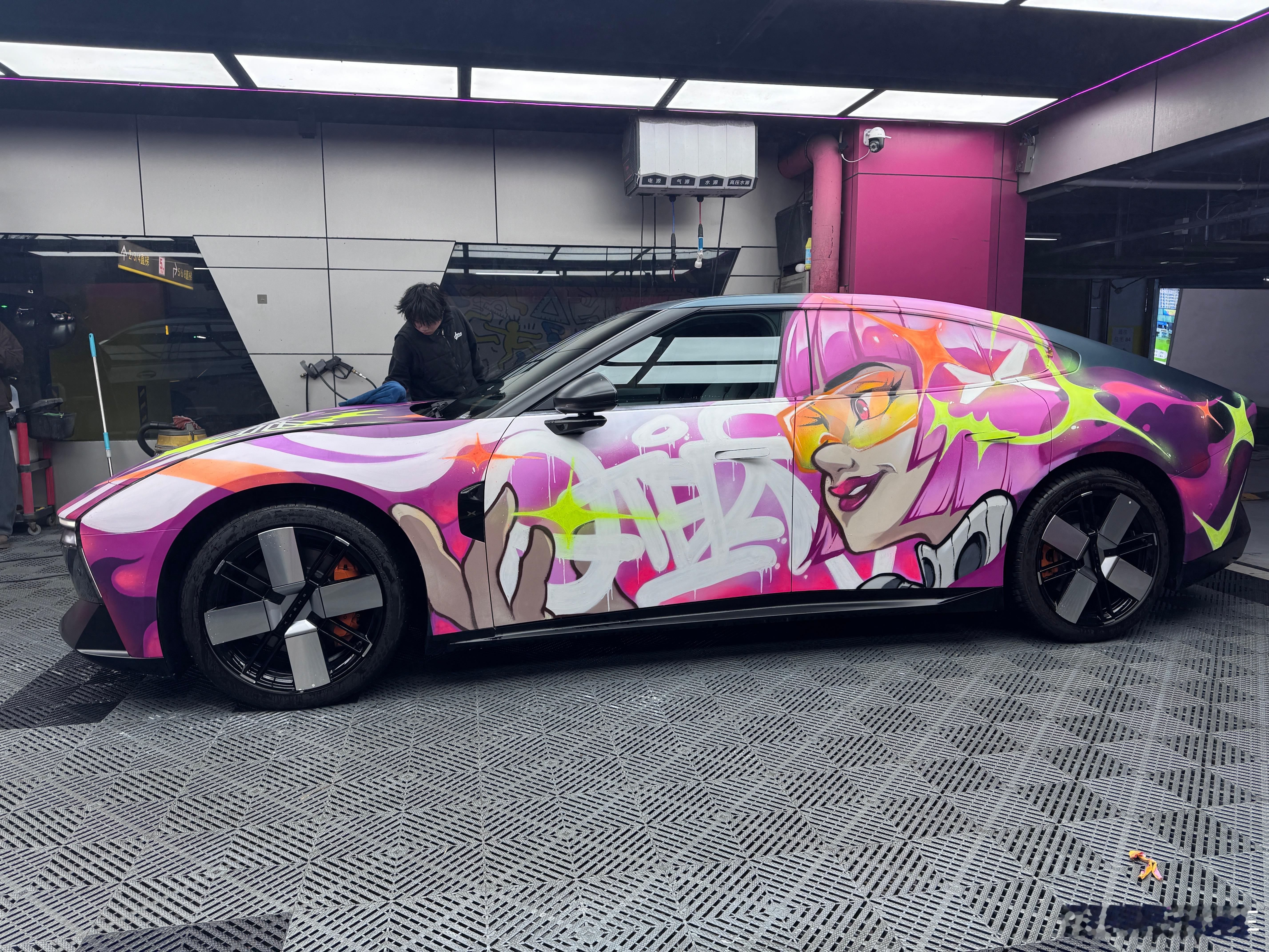 之前一直不敢洗车，因为怕把我这涂鸦洗掉了！今天鼓起勇气，洗了个车，看来是我多虑了