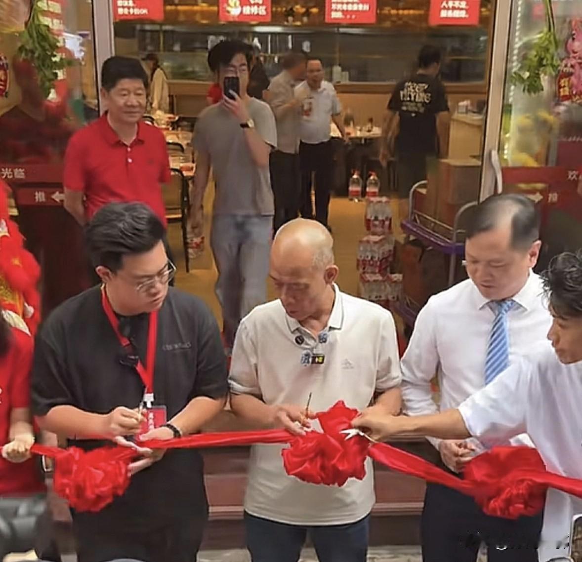 最近没有想到的是，一家新店已经开业了，另外一家店也马上要开业，在短短的时间内连续