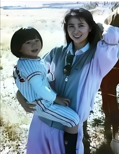 1986年，年轻貌美的林凤娇与儿子房祖名一同留下了一张珍贵的合影。照片中的林凤娇