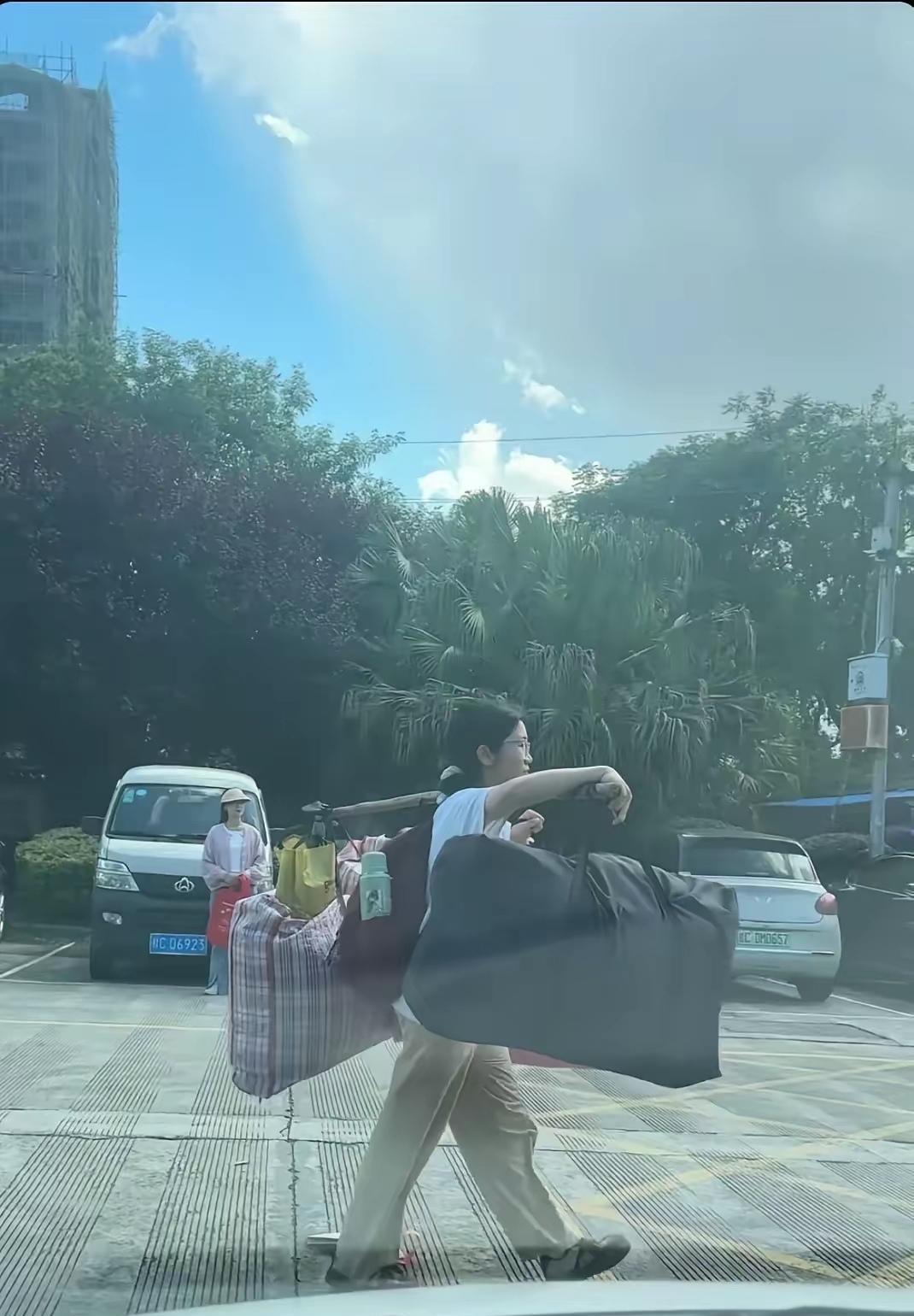 这两天，广西桂林姑娘火了，还被人民日报点赞了，而我妈却有不同的看法。而我妈看到