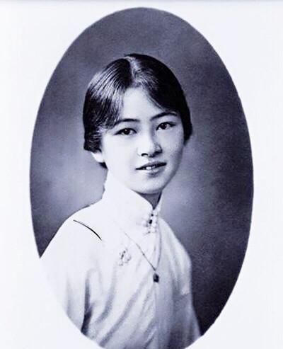 1937年6月，山西五台山，林徽因趴在佛光寺大殿的木梁上，借着手电筒的微光，一寸
