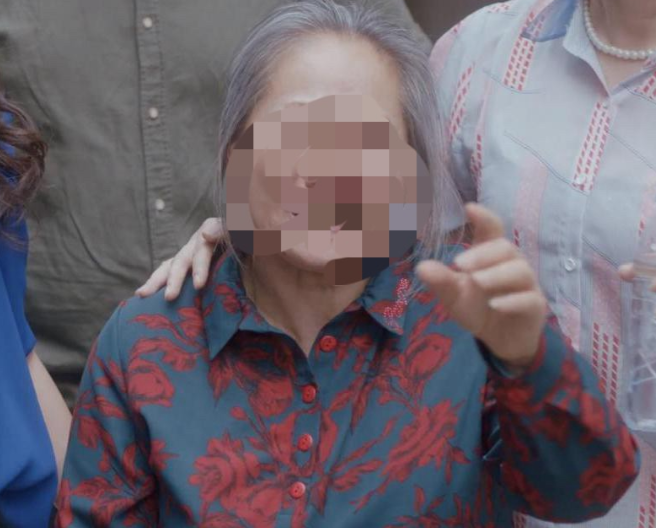 北京，一外卖小哥看见一大妈拿走了自己放在电动车上的数据线，遂上前讨要，遭拒后，用