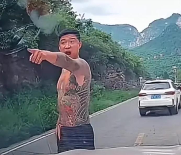 擦，光看纹身，我还以为昆山龙哥又复活了呢！前有“昆山龙哥”喋血街头，后有“晋城