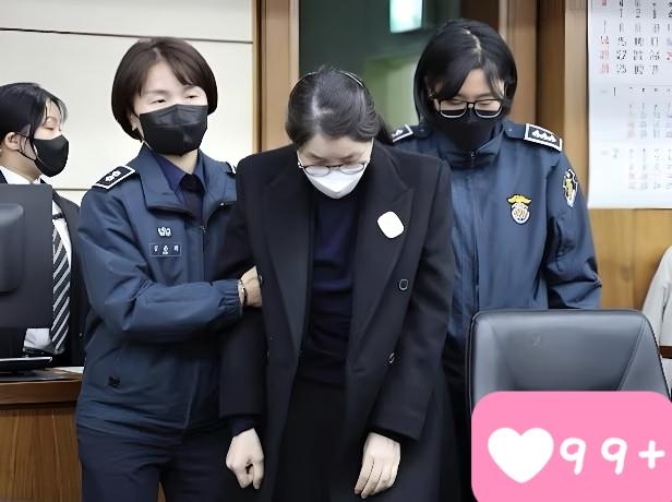 韩国方面消息！12月3号，韩国首尔中央地方法院门口早早围满了记者和围观民众，